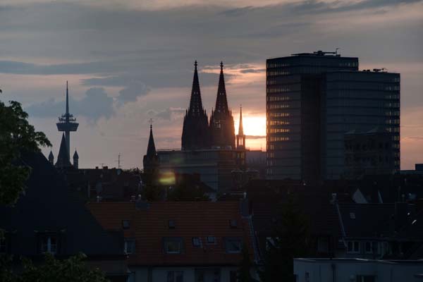 Zonsondergang vanuit Köln-Deutz gezien